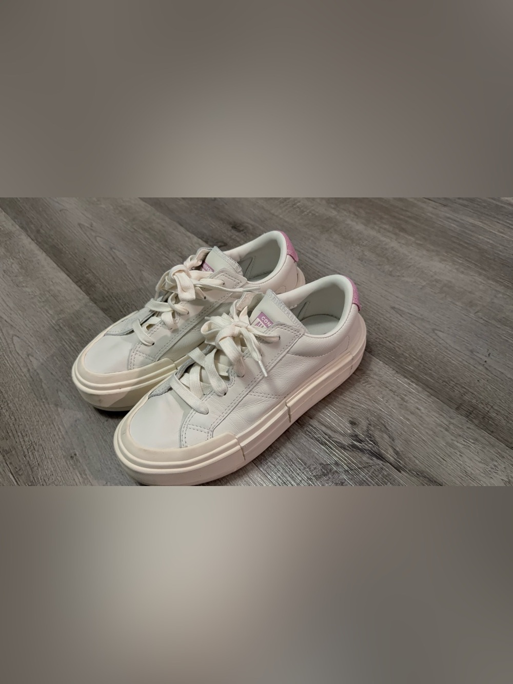 Converse Women's Cream/White Low-Top Sneakers with Pink Heel Tab